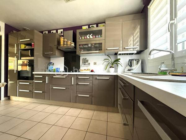 À découvrir sur la commune de Brie-Comte-Robert, cette charmante maison indépendante d’environ 117 m² séduira les familles en quête de calme, de confort et de qualité de vie.

Située dans un quartier résidentiel recherché, à proximité des écoles, commerces et principaux axes, cette maison parfaitement entretenue offre un cadre de vie chaleureux et fonctionnel.

Dès l’entrée, vous serez séduits par une agréable pièce de vie baignée de lumière comprenant un salon / salle à manger convivial ouvert sur un magnifique jardin exposé plein sud, véritable espace de détente, idéal pour profiter pleinement des beaux jours. Un store banne vient compléter cet extérieur cosy.

La cuisine, pratique et harmonieuse, s’intègre parfaitement à l’espace de vie pour un quotidien agréable et fluide.

À l’étage, l’espace nuit propose 3 belles chambres, dont une avec dressing, ainsi qu’une salle de bain familiale équipée d’une baignoire jacuzzi et d’une douche, alliant confort et praticité.

Les combles aménagés représentent un véritable espace supplémentaire pouvant être utilisé selon vos envies : chambre, bureau, salle de jeux ou espace détente. Possibilité de créer un point d’eau, offrant un beau potentiel d’aménagement supplémentaire.

Cette maison dispose d’équipements confortables et modernes :
-Climatisation réversible installée en 2024
-VMC de 2025
-Double vitrage PVC
-Volets roulants électriques
-Garage attenant fermé
-Portail motorisé
-Porte de garage automatique
-Place de stationnement privative à l’intérieur de la propriété

Une maison clé en main, parfaitement adaptée à une vie de famille, offrant confort, tranquillité et potentiel d’évolution dans un environnement privilégié.