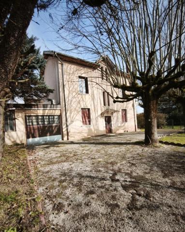 HYPER CENTRE – 210 m² – 6 CHAMBRES – PARC 1 300 m² – UNE MAISON FAMILIALE RARE À LES AVENIÈRES