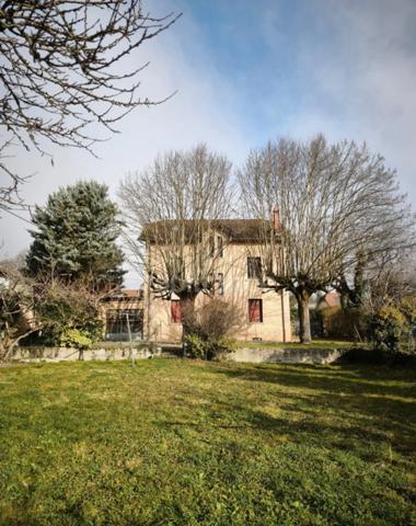 HYPER CENTRE – 210 m² – 6 CHAMBRES – PARC 1 300 m² – UNE MAISON FAMILIALE RARE À LES AVENIÈRES