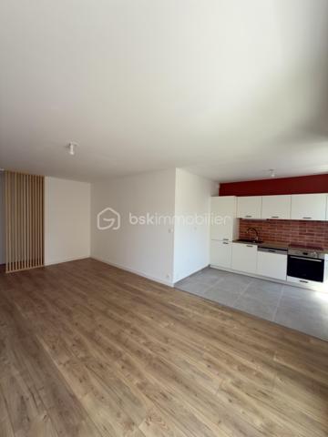 SAINT NAZAIRE, APPARTEMENT DE TYPE 3 DE 71M2 ENTIÈREMENT RÉNOVÉ, CAVE ET STATIONNEMENT EN SOUS SOL SÉCURISÉ,

Seulement chez BSK immobilier, venez découvrir cet appartement de type 3, situé entre les halles et front de mer à 1 km, secteur jean Jaurès.
Au 1er étage sur 5 d'une copropriété sécurisée, soignée et entretenue avec ascenseur.

Il se compose comme suit ; 
Une entrée avec placards, une belle pièce de vie lumineuse exposée plein sud et sa cuisine neuve ouverte aménagée et équipée avec four, plaque induction, lave vaisselle, frigo et congélateur, 2 chambres, dont une avec placards, des WC séparés et une salle d'eau avec meuble vasque.
Un balcon exposé sud pour profiter à l'extérieur donnant sur une cours.

Une cave et un stationnement privatif complètent le bien au sous sol.

Posez vos valises, ce bien n'attend que vous.
!Secteur prisé au calme, à visiter sans tarder!

Les plus du bien : 
- Refait à neuf intégralement
-Garantie entreprise, factures électroménagers etc...
-Fibre
-Au calme proche écoles, transports, bord de mer et commodités
