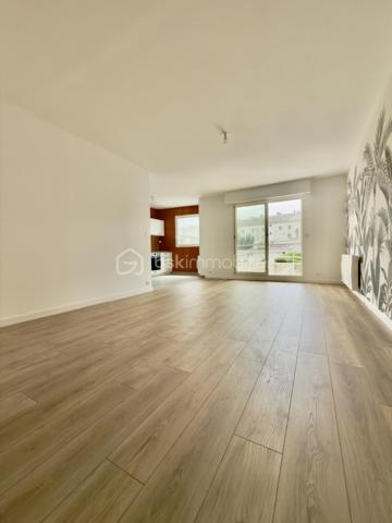 SAINT NAZAIRE, APPARTEMENT DE TYPE 3 DE 71M2 ENTIÈREMENT RÉNOVÉ, CAVE ET STATIONNEMENT EN SOUS SOL SÉCURISÉ,

Seulement chez BSK immobilier, venez découvrir cet appartement de type 3, situé entre les halles et front de mer à 1 km, secteur jean Jaurès.
Au 1er étage sur 5 d'une copropriété sécurisée, soignée et entretenue avec ascenseur.

Il se compose comme suit ; 
Une entrée avec placards, une belle pièce de vie lumineuse exposée plein sud et sa cuisine neuve ouverte aménagée et équipée avec four, plaque induction, lave vaisselle, frigo et congélateur, 2 chambres, dont une avec placards, des WC séparés et une salle d'eau avec meuble vasque.
Un balcon exposé sud pour profiter à l'extérieur donnant sur une cours.

Une cave et un stationnement privatif complètent le bien au sous sol.

Posez vos valises, ce bien n'attend que vous.
!Secteur prisé au calme, à visiter sans tarder!

Les plus du bien : 
- Refait à neuf intégralement
-Garantie entreprise, factures électroménagers etc...
-Fibre
-Au calme proche écoles, transports, bord de mer et commodités