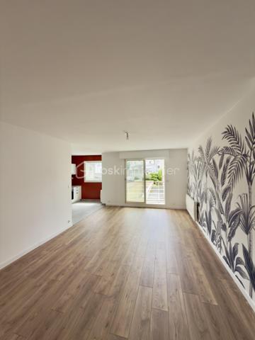 SAINT NAZAIRE, APPARTEMENT DE TYPE 3 DE 71M2 ENTIÈREMENT RÉNOVÉ, CAVE ET STATIONNEMENT EN SOUS SOL SÉCURISÉ,

Seulement chez BSK immobilier, venez découvrir cet appartement de type 3, situé entre les halles et front de mer à 1 km, secteur jean Jaurès.
Au 1er étage sur 5 d'une copropriété sécurisée, soignée et entretenue avec ascenseur.

Il se compose comme suit ; 
Une entrée avec placards, une belle pièce de vie lumineuse exposée plein sud et sa cuisine neuve ouverte aménagée et équipée avec four, plaque induction, lave vaisselle, frigo et congélateur, 2 chambres, dont une avec placards, des WC séparés et une salle d'eau avec meuble vasque.
Un balcon exposé sud pour profiter à l'extérieur donnant sur une cours.

Une cave et un stationnement privatif complètent le bien au sous sol.

Posez vos valises, ce bien n'attend que vous.
!Secteur prisé au calme, à visiter sans tarder!

Les plus du bien : 
- Refait à neuf intégralement
-Garantie entreprise, factures électroménagers etc...
-Fibre
-Au calme proche écoles, transports, bord de mer et commodités