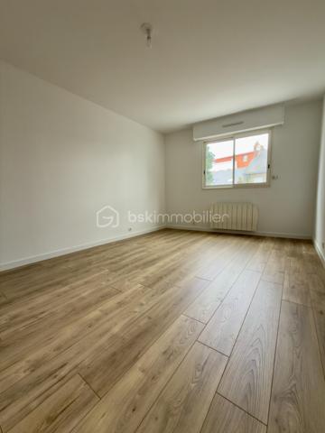 SAINT NAZAIRE, APPARTEMENT DE TYPE 3 DE 71M2 ENTIÈREMENT RÉNOVÉ, CAVE ET STATIONNEMENT EN SOUS SOL SÉCURISÉ,

Seulement chez BSK immobilier, venez découvrir cet appartement de type 3, situé entre les halles et front de mer à 1 km, secteur jean Jaurès.
Au 1er étage sur 5 d'une copropriété sécurisée, soignée et entretenue avec ascenseur.

Il se compose comme suit ; 
Une entrée avec placards, une belle pièce de vie lumineuse exposée plein sud et sa cuisine neuve ouverte aménagée et équipée avec four, plaque induction, lave vaisselle, frigo et congélateur, 2 chambres, dont une avec placards, des WC séparés et une salle d'eau avec meuble vasque.
Un balcon exposé sud pour profiter à l'extérieur donnant sur une cours.

Une cave et un stationnement privatif complètent le bien au sous sol.

Posez vos valises, ce bien n'attend que vous.
!Secteur prisé au calme, à visiter sans tarder!

Les plus du bien : 
- Refait à neuf intégralement
-Garantie entreprise, factures électroménagers etc...
-Fibre
-Au calme proche écoles, transports, bord de mer et commodités