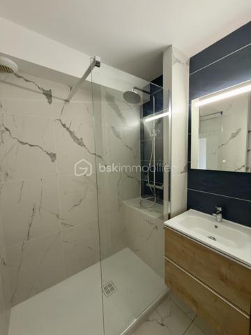 SAINT NAZAIRE, APPARTEMENT DE TYPE 3 DE 71M2 ENTIÈREMENT RÉNOVÉ, CAVE ET STATIONNEMENT EN SOUS SOL SÉCURISÉ,

Seulement chez BSK immobilier, venez découvrir cet appartement de type 3, situé entre les halles et front de mer à 1 km, secteur jean Jaurès.
Au 1er étage sur 5 d'une copropriété sécurisée, soignée et entretenue avec ascenseur.

Il se compose comme suit ; 
Une entrée avec placards, une belle pièce de vie lumineuse exposée plein sud et sa cuisine neuve ouverte aménagée et équipée avec four, plaque induction, lave vaisselle, frigo et congélateur, 2 chambres, dont une avec placards, des WC séparés et une salle d'eau avec meuble vasque.
Un balcon exposé sud pour profiter à l'extérieur donnant sur une cours.

Une cave et un stationnement privatif complètent le bien au sous sol.

Posez vos valises, ce bien n'attend que vous.
!Secteur prisé au calme, à visiter sans tarder!

Les plus du bien : 
- Refait à neuf intégralement
-Garantie entreprise, factures électroménagers etc...
-Fibre
-Au calme proche écoles, transports, bord de mer et commodités