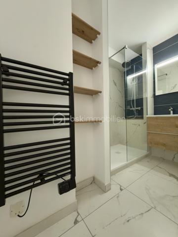 SAINT NAZAIRE, APPARTEMENT DE TYPE 3 DE 71M2 ENTIÈREMENT RÉNOVÉ, CAVE ET STATIONNEMENT EN SOUS SOL SÉCURISÉ,

Seulement chez BSK immobilier, venez découvrir cet appartement de type 3, situé entre les halles et front de mer à 1 km, secteur jean Jaurès.
Au 1er étage sur 5 d'une copropriété sécurisée, soignée et entretenue avec ascenseur.

Il se compose comme suit ; 
Une entrée avec placards, une belle pièce de vie lumineuse exposée plein sud et sa cuisine neuve ouverte aménagée et équipée avec four, plaque induction, lave vaisselle, frigo et congélateur, 2 chambres, dont une avec placards, des WC séparés et une salle d'eau avec meuble vasque.
Un balcon exposé sud pour profiter à l'extérieur donnant sur une cours.

Une cave et un stationnement privatif complètent le bien au sous sol.

Posez vos valises, ce bien n'attend que vous.
!Secteur prisé au calme, à visiter sans tarder!

Les plus du bien : 
- Refait à neuf intégralement
-Garantie entreprise, factures électroménagers etc...
-Fibre
-Au calme proche écoles, transports, bord de mer et commodités
