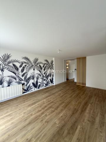 SAINT NAZAIRE, APPARTEMENT DE TYPE 3 DE 71M2 ENTIÈREMENT RÉNOVÉ, CAVE ET STATIONNEMENT EN SOUS SOL SÉCURISÉ,

Seulement chez BSK immobilier, venez découvrir cet appartement de type 3, situé entre les halles et front de mer à 1 km, secteur jean Jaurès.
Au 1er étage sur 5 d'une copropriété sécurisée, soignée et entretenue avec ascenseur.

Il se compose comme suit ; 
Une entrée avec placards, une belle pièce de vie lumineuse exposée plein sud et sa cuisine neuve ouverte aménagée et équipée avec four, plaque induction, lave vaisselle, frigo et congélateur, 2 chambres, dont une avec placards, des WC séparés et une salle d'eau avec meuble vasque.
Un balcon exposé sud pour profiter à l'extérieur donnant sur une cours.

Une cave et un stationnement privatif complètent le bien au sous sol.

Posez vos valises, ce bien n'attend que vous.
!Secteur prisé au calme, à visiter sans tarder!

Les plus du bien : 
- Refait à neuf intégralement
-Garantie entreprise, factures électroménagers etc...
-Fibre
-Au calme proche écoles, transports, bord de mer et commodités