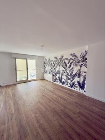 SAINT NAZAIRE, APPARTEMENT DE TYPE 3 DE 71M2 ENTIÈREMENT RÉNOVÉ, CAVE ET STATIONNEMENT EN SOUS SOL SÉCURISÉ,

Seulement chez BSK immobilier, venez découvrir cet appartement de type 3, situé entre les halles et front de mer à 1 km, secteur jean Jaurès.
Au 1er étage sur 5 d'une copropriété sécurisée, soignée et entretenue avec ascenseur.

Il se compose comme suit ; 
Une entrée avec placards, une belle pièce de vie lumineuse exposée plein sud et sa cuisine neuve ouverte aménagée et équipée avec four, plaque induction, lave vaisselle, frigo et congélateur, 2 chambres, dont une avec placards, des WC séparés et une salle d'eau avec meuble vasque.
Un balcon exposé sud pour profiter à l'extérieur donnant sur une cours.

Une cave et un stationnement privatif complètent le bien au sous sol.

Posez vos valises, ce bien n'attend que vous.
!Secteur prisé au calme, à visiter sans tarder!

Les plus du bien : 
- Refait à neuf intégralement
-Garantie entreprise, factures électroménagers etc...
-Fibre
-Au calme proche écoles, transports, bord de mer et commodités