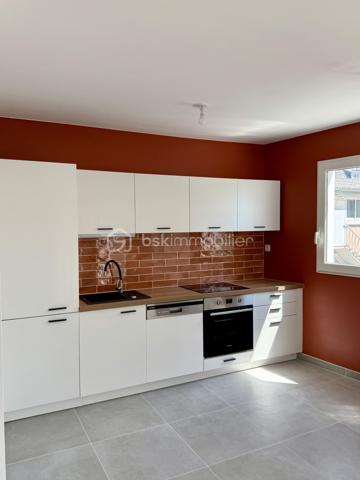 SAINT NAZAIRE, APPARTEMENT DE TYPE 3 DE 71M2 ENTIÈREMENT RÉNOVÉ, CAVE ET STATIONNEMENT EN SOUS SOL SÉCURISÉ,

Seulement chez BSK immobilier, venez découvrir cet appartement de type 3, situé entre les halles et front de mer à 1 km, secteur jean Jaurès.
Au 1er étage sur 5 d'une copropriété sécurisée, soignée et entretenue avec ascenseur.

Il se compose comme suit ; 
Une entrée avec placards, une belle pièce de vie lumineuse exposée plein sud et sa cuisine neuve ouverte aménagée et équipée avec four, plaque induction, lave vaisselle, frigo et congélateur, 2 chambres, dont une avec placards, des WC séparés et une salle d'eau avec meuble vasque.
Un balcon exposé sud pour profiter à l'extérieur donnant sur une cours.

Une cave et un stationnement privatif complètent le bien au sous sol.

Posez vos valises, ce bien n'attend que vous.
!Secteur prisé au calme, à visiter sans tarder!

Les plus du bien : 
- Refait à neuf intégralement
-Garantie entreprise, factures électroménagers etc...
-Fibre
-Au calme proche écoles, transports, bord de mer et commodités