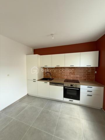 SAINT NAZAIRE, APPARTEMENT DE TYPE 3 DE 71M2 ENTIÈREMENT RÉNOVÉ, CAVE ET STATIONNEMENT EN SOUS SOL SÉCURISÉ,

Seulement chez BSK immobilier, venez découvrir cet appartement de type 3, situé entre les halles et front de mer à 1 km, secteur jean Jaurès.
Au 1er étage sur 5 d'une copropriété sécurisée, soignée et entretenue avec ascenseur.

Il se compose comme suit ; 
Une entrée avec placards, une belle pièce de vie lumineuse exposée plein sud et sa cuisine neuve ouverte aménagée et équipée avec four, plaque induction, lave vaisselle, frigo et congélateur, 2 chambres, dont une avec placards, des WC séparés et une salle d'eau avec meuble vasque.
Un balcon exposé sud pour profiter à l'extérieur donnant sur une cours.

Une cave et un stationnement privatif complètent le bien au sous sol.

Posez vos valises, ce bien n'attend que vous.
!Secteur prisé au calme, à visiter sans tarder!

Les plus du bien : 
- Refait à neuf intégralement
-Garantie entreprise, factures électroménagers etc...
-Fibre
-Au calme proche écoles, transports, bord de mer et commodités