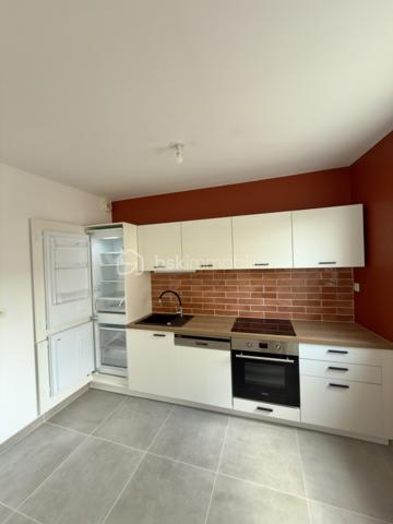 SAINT NAZAIRE, APPARTEMENT DE TYPE 3 DE 71M2 ENTIÈREMENT RÉNOVÉ, CAVE ET STATIONNEMENT EN SOUS SOL SÉCURISÉ,

Seulement chez BSK immobilier, venez découvrir cet appartement de type 3, situé entre les halles et front de mer à 1 km, secteur jean Jaurès.
Au 1er étage sur 5 d'une copropriété sécurisée, soignée et entretenue avec ascenseur.

Il se compose comme suit ; 
Une entrée avec placards, une belle pièce de vie lumineuse exposée plein sud et sa cuisine neuve ouverte aménagée et équipée avec four, plaque induction, lave vaisselle, frigo et congélateur, 2 chambres, dont une avec placards, des WC séparés et une salle d'eau avec meuble vasque.
Un balcon exposé sud pour profiter à l'extérieur donnant sur une cours.

Une cave et un stationnement privatif complètent le bien au sous sol.

Posez vos valises, ce bien n'attend que vous.
!Secteur prisé au calme, à visiter sans tarder!

Les plus du bien : 
- Refait à neuf intégralement
-Garantie entreprise, factures électroménagers etc...
-Fibre
-Au calme proche écoles, transports, bord de mer et commodités