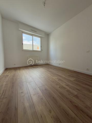 SAINT NAZAIRE, APPARTEMENT DE TYPE 3 DE 71M2 ENTIÈREMENT RÉNOVÉ, CAVE ET STATIONNEMENT EN SOUS SOL SÉCURISÉ,

Seulement chez BSK immobilier, venez découvrir cet appartement de type 3, situé entre les halles et front de mer à 1 km, secteur jean Jaurès.
Au 1er étage sur 5 d'une copropriété sécurisée, soignée et entretenue avec ascenseur.

Il se compose comme suit ; 
Une entrée avec placards, une belle pièce de vie lumineuse exposée plein sud et sa cuisine neuve ouverte aménagée et équipée avec four, plaque induction, lave vaisselle, frigo et congélateur, 2 chambres, dont une avec placards, des WC séparés et une salle d'eau avec meuble vasque.
Un balcon exposé sud pour profiter à l'extérieur donnant sur une cours.

Une cave et un stationnement privatif complètent le bien au sous sol.

Posez vos valises, ce bien n'attend que vous.
!Secteur prisé au calme, à visiter sans tarder!

Les plus du bien : 
- Refait à neuf intégralement
-Garantie entreprise, factures électroménagers etc...
-Fibre
-Au calme proche écoles, transports, bord de mer et commodités