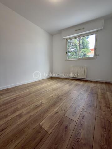 SAINT NAZAIRE, APPARTEMENT DE TYPE 3 DE 71M2 ENTIÈREMENT RÉNOVÉ, CAVE ET STATIONNEMENT EN SOUS SOL SÉCURISÉ,

Seulement chez BSK immobilier, venez découvrir cet appartement de type 3, situé entre les halles et front de mer à 1 km, secteur jean Jaurès.
Au 1er étage sur 5 d'une copropriété sécurisée, soignée et entretenue avec ascenseur.

Il se compose comme suit ; 
Une entrée avec placards, une belle pièce de vie lumineuse exposée plein sud et sa cuisine neuve ouverte aménagée et équipée avec four, plaque induction, lave vaisselle, frigo et congélateur, 2 chambres, dont une avec placards, des WC séparés et une salle d'eau avec meuble vasque.
Un balcon exposé sud pour profiter à l'extérieur donnant sur une cours.

Une cave et un stationnement privatif complètent le bien au sous sol.

Posez vos valises, ce bien n'attend que vous.
!Secteur prisé au calme, à visiter sans tarder!

Les plus du bien : 
- Refait à neuf intégralement
-Garantie entreprise, factures électroménagers etc...
-Fibre
-Au calme proche écoles, transports, bord de mer et commodités