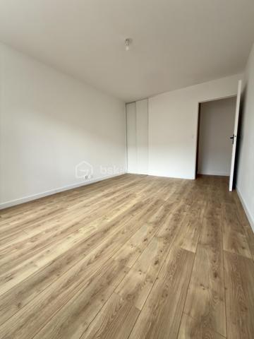 SAINT NAZAIRE, APPARTEMENT DE TYPE 3 DE 71M2 ENTIÈREMENT RÉNOVÉ, CAVE ET STATIONNEMENT EN SOUS SOL SÉCURISÉ,

Seulement chez BSK immobilier, venez découvrir cet appartement de type 3, situé entre les halles et front de mer à 1 km, secteur jean Jaurès.
Au 1er étage sur 5 d'une copropriété sécurisée, soignée et entretenue avec ascenseur.

Il se compose comme suit ; 
Une entrée avec placards, une belle pièce de vie lumineuse exposée plein sud et sa cuisine neuve ouverte aménagée et équipée avec four, plaque induction, lave vaisselle, frigo et congélateur, 2 chambres, dont une avec placards, des WC séparés et une salle d'eau avec meuble vasque.
Un balcon exposé sud pour profiter à l'extérieur donnant sur une cours.

Une cave et un stationnement privatif complètent le bien au sous sol.

Posez vos valises, ce bien n'attend que vous.
!Secteur prisé au calme, à visiter sans tarder!

Les plus du bien : 
- Refait à neuf intégralement
-Garantie entreprise, factures électroménagers etc...
-Fibre
-Au calme proche écoles, transports, bord de mer et commodités