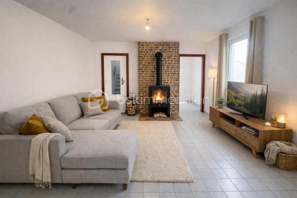 Située en plein centre-ville de Fougères, cette maison de 70 m² non mitoyenne offre un cadre de vie pratique, à proximité immédiate de toutes les commodités.

Au rez-de-chaussée, vous découvrirez une entrée donnant accès à un salon-séjour, avec la possibilité d’installer un poêle, une cuisine non aménagée, ainsi qu’un WC séparé.

À l’étage, la maison se compose de deux chambres, d’une salle de bain, d’un WC séparé, et de rangements sur le palier.

En complément, le bien dispose d’une grande cave et d’un garage, offrant des espaces de stockage appréciables.

Les transports en commun sont accessibles directement devant la maison et desservent la ville de Fougères. Le bien est également proche des écoles, des commodités et des hôpitaux, ce qui en fait une opportunité idéale pour un premier achat ou un investissement.

Certaines photos sont non contractuelles et sont proposées à titre illustratif pour faciliter la projection.

Toutes les peintures ont été entièrement refaites. 
La cuisine est à prévoir. 

Venez visiter sans plus tarder, un conseiller disponible 7/7.