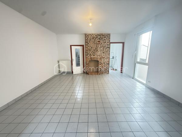 Située en plein centre-ville de Fougères, cette maison de 70 m² non mitoyenne offre un cadre de vie pratique, à proximité immédiate de toutes les commodités.

Au rez-de-chaussée, vous découvrirez une entrée donnant accès à un salon-séjour, avec la possibilité d’installer un poêle, une cuisine non aménagée, ainsi qu’un WC séparé.

À l’étage, la maison se compose de deux chambres, d’une salle de bain, d’un WC séparé, et de rangements sur le palier.

En complément, le bien dispose d’une grande cave et d’un garage, offrant des espaces de stockage appréciables.

Les transports en commun sont accessibles directement devant la maison et desservent la ville de Fougères. Le bien est également proche des écoles, des commodités et des hôpitaux, ce qui en fait une opportunité idéale pour un premier achat ou un investissement.

Certaines photos sont non contractuelles et sont proposées à titre illustratif pour faciliter la projection.

Toutes les peintures ont été entièrement refaites. 
La cuisine est à prévoir. 

Venez visiter sans plus tarder, un conseiller disponible 7/7.