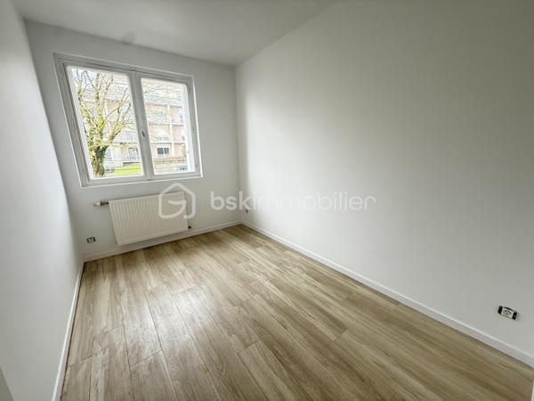 Située en plein centre-ville de Fougères, cette maison de 70 m² non mitoyenne offre un cadre de vie pratique, à proximité immédiate de toutes les commodités.

Au rez-de-chaussée, vous découvrirez une entrée donnant accès à un salon-séjour, avec la possibilité d’installer un poêle, une cuisine non aménagée, ainsi qu’un WC séparé.

À l’étage, la maison se compose de deux chambres, d’une salle de bain, d’un WC séparé, et de rangements sur le palier.

En complément, le bien dispose d’une grande cave et d’un garage, offrant des espaces de stockage appréciables.

Les transports en commun sont accessibles directement devant la maison et desservent la ville de Fougères. Le bien est également proche des écoles, des commodités et des hôpitaux, ce qui en fait une opportunité idéale pour un premier achat ou un investissement.

Certaines photos sont non contractuelles et sont proposées à titre illustratif pour faciliter la projection.

Toutes les peintures ont été entièrement refaites. 
La cuisine est à prévoir. 

Venez visiter sans plus tarder, un conseiller disponible 7/7.
