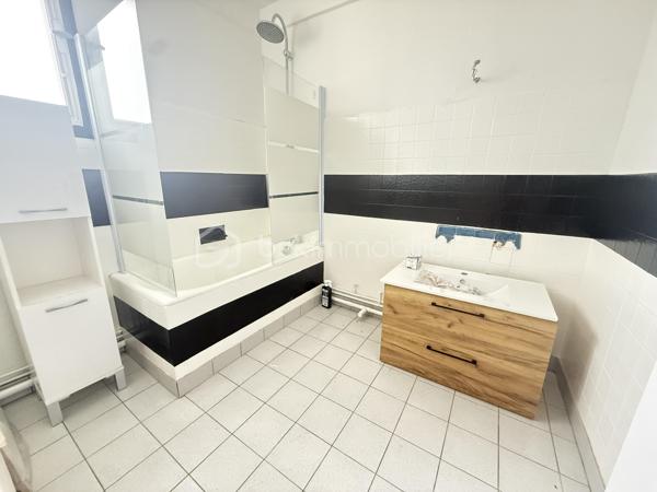 Située en plein centre-ville de Fougères, cette maison de 70 m² non mitoyenne offre un cadre de vie pratique, à proximité immédiate de toutes les commodités.

Au rez-de-chaussée, vous découvrirez une entrée donnant accès à un salon-séjour, avec la possibilité d’installer un poêle, une cuisine non aménagée, ainsi qu’un WC séparé.

À l’étage, la maison se compose de deux chambres, d’une salle de bain, d’un WC séparé, et de rangements sur le palier.

En complément, le bien dispose d’une grande cave et d’un garage, offrant des espaces de stockage appréciables.

Les transports en commun sont accessibles directement devant la maison et desservent la ville de Fougères. Le bien est également proche des écoles, des commodités et des hôpitaux, ce qui en fait une opportunité idéale pour un premier achat ou un investissement.

Certaines photos sont non contractuelles et sont proposées à titre illustratif pour faciliter la projection.

Toutes les peintures ont été entièrement refaites. 
La cuisine est à prévoir. 

Venez visiter sans plus tarder, un conseiller disponible 7/7.