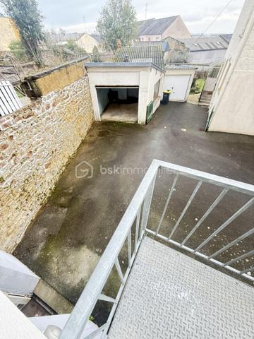 Située en plein centre-ville de Fougères, cette maison de 70 m² non mitoyenne offre un cadre de vie pratique, à proximité immédiate de toutes les commodités.

Au rez-de-chaussée, vous découvrirez une entrée donnant accès à un salon-séjour, avec la possibilité d’installer un poêle, une cuisine non aménagée, ainsi qu’un WC séparé.

À l’étage, la maison se compose de deux chambres, d’une salle de bain, d’un WC séparé, et de rangements sur le palier.

En complément, le bien dispose d’une grande cave et d’un garage, offrant des espaces de stockage appréciables.

Les transports en commun sont accessibles directement devant la maison et desservent la ville de Fougères. Le bien est également proche des écoles, des commodités et des hôpitaux, ce qui en fait une opportunité idéale pour un premier achat ou un investissement.

Certaines photos sont non contractuelles et sont proposées à titre illustratif pour faciliter la projection.

Toutes les peintures ont été entièrement refaites. 
La cuisine est à prévoir. 

Venez visiter sans plus tarder, un conseiller disponible 7/7.