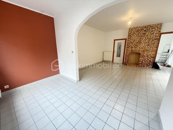 Située en plein centre-ville de Fougères, cette maison de 70 m² non mitoyenne offre un cadre de vie pratique, à proximité immédiate de toutes les commodités.

Au rez-de-chaussée, vous découvrirez une entrée donnant accès à un salon-séjour, avec la possibilité d’installer un poêle, une cuisine non aménagée, ainsi qu’un WC séparé.

À l’étage, la maison se compose de deux chambres, d’une salle de bain, d’un WC séparé, et de rangements sur le palier.

En complément, le bien dispose d’une grande cave et d’un garage, offrant des espaces de stockage appréciables.

Les transports en commun sont accessibles directement devant la maison et desservent la ville de Fougères. Le bien est également proche des écoles, des commodités et des hôpitaux, ce qui en fait une opportunité idéale pour un premier achat ou un investissement.

Certaines photos sont non contractuelles et sont proposées à titre illustratif pour faciliter la projection.

Toutes les peintures ont été entièrement refaites. 
La cuisine est à prévoir. 

Venez visiter sans plus tarder, un conseiller disponible 7/7.