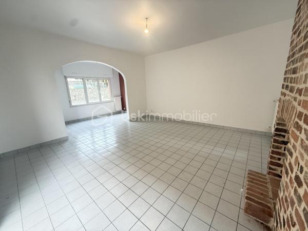 Située en plein centre-ville de Fougères, cette maison de 70 m² non mitoyenne offre un cadre de vie pratique, à proximité immédiate de toutes les commodités.

Au rez-de-chaussée, vous découvrirez une entrée donnant accès à un salon-séjour, avec la possibilité d’installer un poêle, une cuisine non aménagée, ainsi qu’un WC séparé.

À l’étage, la maison se compose de deux chambres, d’une salle de bain, d’un WC séparé, et de rangements sur le palier.

En complément, le bien dispose d’une grande cave et d’un garage, offrant des espaces de stockage appréciables.

Les transports en commun sont accessibles directement devant la maison et desservent la ville de Fougères. Le bien est également proche des écoles, des commodités et des hôpitaux, ce qui en fait une opportunité idéale pour un premier achat ou un investissement.

Certaines photos sont non contractuelles et sont proposées à titre illustratif pour faciliter la projection.

Toutes les peintures ont été entièrement refaites. 
La cuisine est à prévoir. 

Venez visiter sans plus tarder, un conseiller disponible 7/7.