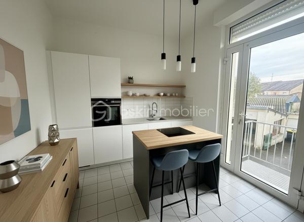 Située en plein centre-ville de Fougères, cette maison de 70 m² non mitoyenne offre un cadre de vie pratique, à proximité immédiate de toutes les commodités.

Au rez-de-chaussée, vous découvrirez une entrée donnant accès à un salon-séjour, avec la possibilité d’installer un poêle, une cuisine non aménagée, ainsi qu’un WC séparé.

À l’étage, la maison se compose de deux chambres, d’une salle de bain, d’un WC séparé, et de rangements sur le palier.

En complément, le bien dispose d’une grande cave et d’un garage, offrant des espaces de stockage appréciables.

Les transports en commun sont accessibles directement devant la maison et desservent la ville de Fougères. Le bien est également proche des écoles, des commodités et des hôpitaux, ce qui en fait une opportunité idéale pour un premier achat ou un investissement.

Certaines photos sont non contractuelles et sont proposées à titre illustratif pour faciliter la projection.

Toutes les peintures ont été entièrement refaites. 
La cuisine est à prévoir. 

Venez visiter sans plus tarder, un conseiller disponible 7/7.