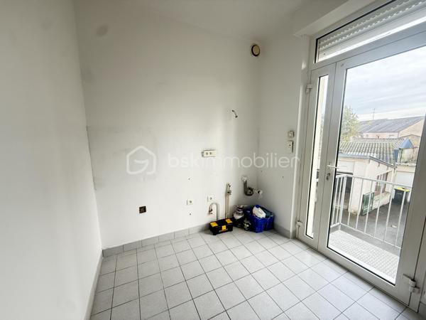 Située en plein centre-ville de Fougères, cette maison de 70 m² non mitoyenne offre un cadre de vie pratique, à proximité immédiate de toutes les commodités.

Au rez-de-chaussée, vous découvrirez une entrée donnant accès à un salon-séjour, avec la possibilité d’installer un poêle, une cuisine non aménagée, ainsi qu’un WC séparé.

À l’étage, la maison se compose de deux chambres, d’une salle de bain, d’un WC séparé, et de rangements sur le palier.

En complément, le bien dispose d’une grande cave et d’un garage, offrant des espaces de stockage appréciables.

Les transports en commun sont accessibles directement devant la maison et desservent la ville de Fougères. Le bien est également proche des écoles, des commodités et des hôpitaux, ce qui en fait une opportunité idéale pour un premier achat ou un investissement.

Certaines photos sont non contractuelles et sont proposées à titre illustratif pour faciliter la projection.

Toutes les peintures ont été entièrement refaites. 
La cuisine est à prévoir. 

Venez visiter sans plus tarder, un conseiller disponible 7/7.