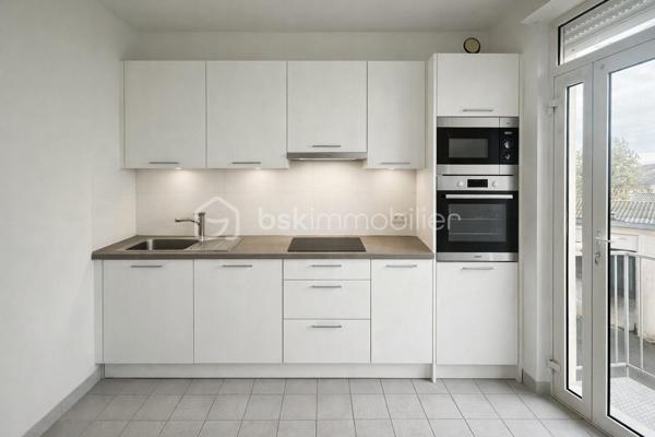 Située en plein centre-ville de Fougères, cette maison de 70 m² non mitoyenne offre un cadre de vie pratique, à proximité immédiate de toutes les commodités.

Au rez-de-chaussée, vous découvrirez une entrée donnant accès à un salon-séjour, avec la possibilité d’installer un poêle, une cuisine non aménagée, ainsi qu’un WC séparé.

À l’étage, la maison se compose de deux chambres, d’une salle de bain, d’un WC séparé, et de rangements sur le palier.

En complément, le bien dispose d’une grande cave et d’un garage, offrant des espaces de stockage appréciables.

Les transports en commun sont accessibles directement devant la maison et desservent la ville de Fougères. Le bien est également proche des écoles, des commodités et des hôpitaux, ce qui en fait une opportunité idéale pour un premier achat ou un investissement.

Certaines photos sont non contractuelles et sont proposées à titre illustratif pour faciliter la projection.

Toutes les peintures ont été entièrement refaites. 
La cuisine est à prévoir. 

Venez visiter sans plus tarder, un conseiller disponible 7/7.
