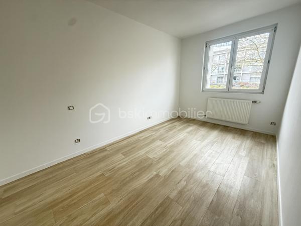Située en plein centre-ville de Fougères, cette maison de 70 m² non mitoyenne offre un cadre de vie pratique, à proximité immédiate de toutes les commodités.

Au rez-de-chaussée, vous découvrirez une entrée donnant accès à un salon-séjour, avec la possibilité d’installer un poêle, une cuisine non aménagée, ainsi qu’un WC séparé.

À l’étage, la maison se compose de deux chambres, d’une salle de bain, d’un WC séparé, et de rangements sur le palier.

En complément, le bien dispose d’une grande cave et d’un garage, offrant des espaces de stockage appréciables.

Les transports en commun sont accessibles directement devant la maison et desservent la ville de Fougères. Le bien est également proche des écoles, des commodités et des hôpitaux, ce qui en fait une opportunité idéale pour un premier achat ou un investissement.

Certaines photos sont non contractuelles et sont proposées à titre illustratif pour faciliter la projection.

Toutes les peintures ont été entièrement refaites. 
La cuisine est à prévoir. 

Venez visiter sans plus tarder, un conseiller disponible 7/7.