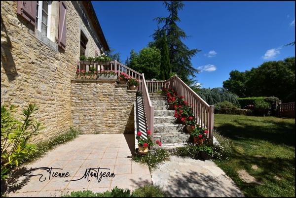 Propriété à Bellefont-la-Rauze (46090)156 m² habitables, maison en pierre avec dépendances, terrain de 1,25 hectare