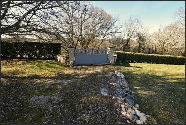 Propriété à Bellefont-la-Rauze (46090)156 m² habitables, maison en pierre avec dépendances, terrain de 1,25 hectare