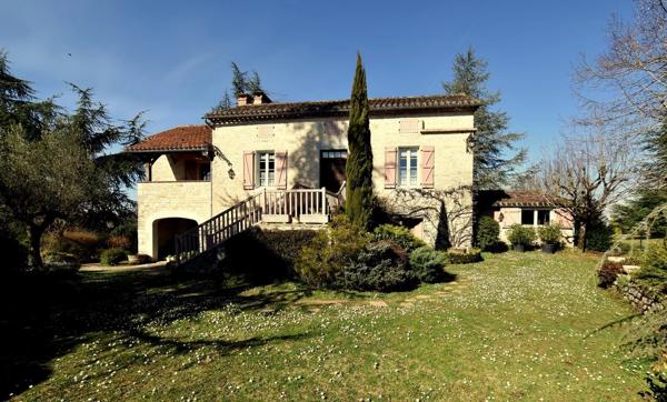 Propriété à Bellefont-la-Rauze (46090)156 m² habitables, maison en pierre avec dépendances, terrain de 1,25 hectare