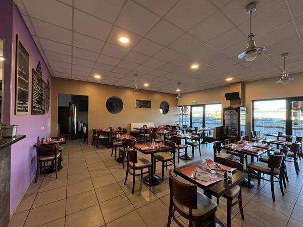 Pau (64) - À vendre fonds de commerce brasserie-pizzéria avec terrasse en zone commerciale.