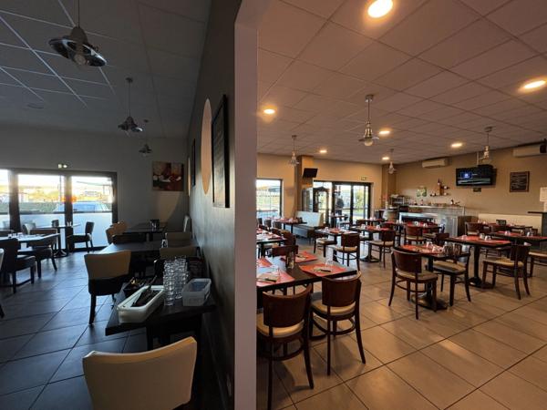 Pau (64) - À vendre fonds de commerce brasserie-pizzéria avec terrasse en zone commerciale.