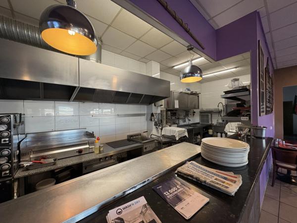 Pau (64) - À vendre fonds de commerce brasserie-pizzéria avec terrasse en zone commerciale.