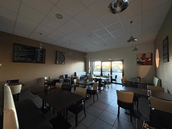 Pau (64) - À vendre fonds de commerce brasserie-pizzéria avec terrasse en zone commerciale.