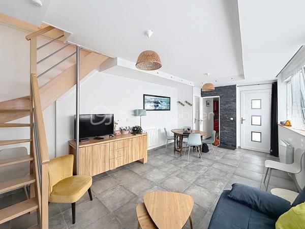 Nous vous proposons cette belle maison de 4 pièces située sur la commune de Lion-sur-Mer qui se compose d'une entrée, d'un séjour double, d'une cuisine équipée, d'une arrière cuisine, un WC. L'étage dispose de 2 belles chambres dont une qui donne accès à une belle terrasse sans vis-à-vis pour profiter de bons moments, d'une salle d'eau avec WC. La maison est vendu entièrement meublée. Son emplacement est idéal avec les commerces et les écoles à moins de 5 minutes à pieds et la plage à moins de 10 minutes à pieds. Pas de travaux pour cette maison qui est idéal pour un premier achat ou pour un investissement locatif. Rare sur le secteur une visite s'impose.
