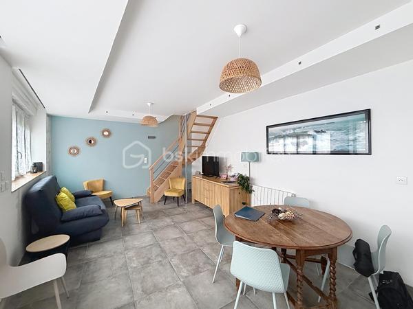 Nous vous proposons cette belle maison de 4 pièces située sur la commune de Lion-sur-Mer qui se compose d'une entrée, d'un séjour double, d'une cuisine équipée, d'une arrière cuisine, un WC. L'étage dispose de 2 belles chambres dont une qui donne accès à une belle terrasse sans vis-à-vis pour profiter de bons moments, d'une salle d'eau avec WC. La maison est vendu entièrement meublée. Son emplacement est idéal avec les commerces et les écoles à moins de 5 minutes à pieds et la plage à moins de 10 minutes à pieds. Pas de travaux pour cette maison qui est idéal pour un premier achat ou pour un investissement locatif. Rare sur le secteur une visite s'impose.