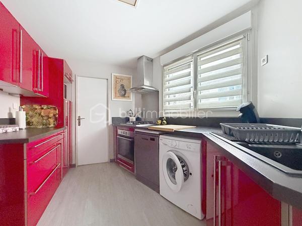 Nous vous proposons cette belle maison de 4 pièces située sur la commune de Lion-sur-Mer qui se compose d'une entrée, d'un séjour double, d'une cuisine équipée, d'une arrière cuisine, un WC. L'étage dispose de 2 belles chambres dont une qui donne accès à une belle terrasse sans vis-à-vis pour profiter de bons moments, d'une salle d'eau avec WC. La maison est vendu entièrement meublée. Son emplacement est idéal avec les commerces et les écoles à moins de 5 minutes à pieds et la plage à moins de 10 minutes à pieds. Pas de travaux pour cette maison qui est idéal pour un premier achat ou pour un investissement locatif. Rare sur le secteur une visite s'impose.