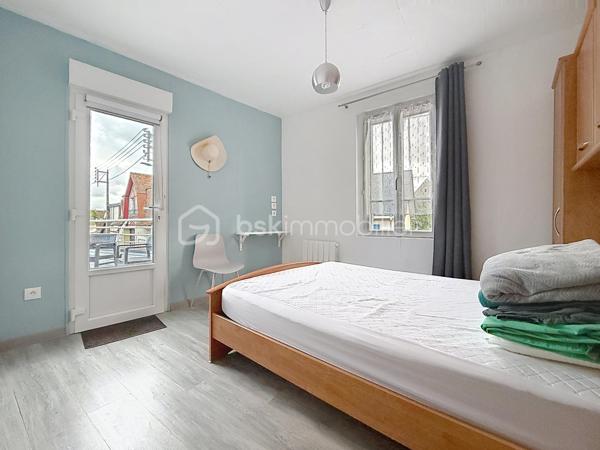 Nous vous proposons cette belle maison de 4 pièces située sur la commune de Lion-sur-Mer qui se compose d'une entrée, d'un séjour double, d'une cuisine équipée, d'une arrière cuisine, un WC. L'étage dispose de 2 belles chambres dont une qui donne accès à une belle terrasse sans vis-à-vis pour profiter de bons moments, d'une salle d'eau avec WC. La maison est vendu entièrement meublée. Son emplacement est idéal avec les commerces et les écoles à moins de 5 minutes à pieds et la plage à moins de 10 minutes à pieds. Pas de travaux pour cette maison qui est idéal pour un premier achat ou pour un investissement locatif. Rare sur le secteur une visite s'impose.