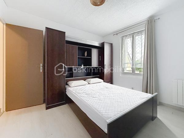 Nous vous proposons cette belle maison de 4 pièces située sur la commune de Lion-sur-Mer qui se compose d'une entrée, d'un séjour double, d'une cuisine équipée, d'une arrière cuisine, un WC. L'étage dispose de 2 belles chambres dont une qui donne accès à une belle terrasse sans vis-à-vis pour profiter de bons moments, d'une salle d'eau avec WC. La maison est vendu entièrement meublée. Son emplacement est idéal avec les commerces et les écoles à moins de 5 minutes à pieds et la plage à moins de 10 minutes à pieds. Pas de travaux pour cette maison qui est idéal pour un premier achat ou pour un investissement locatif. Rare sur le secteur une visite s'impose.