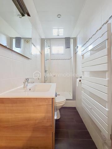 Nous vous proposons cette belle maison de 4 pièces située sur la commune de Lion-sur-Mer qui se compose d'une entrée, d'un séjour double, d'une cuisine équipée, d'une arrière cuisine, un WC. L'étage dispose de 2 belles chambres dont une qui donne accès à une belle terrasse sans vis-à-vis pour profiter de bons moments, d'une salle d'eau avec WC. La maison est vendu entièrement meublée. Son emplacement est idéal avec les commerces et les écoles à moins de 5 minutes à pieds et la plage à moins de 10 minutes à pieds. Pas de travaux pour cette maison qui est idéal pour un premier achat ou pour un investissement locatif. Rare sur le secteur une visite s'impose.