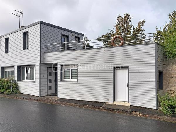 Nous vous proposons cette belle maison de 4 pièces située sur la commune de Lion-sur-Mer qui se compose d'une entrée, d'un séjour double, d'une cuisine équipée, d'une arrière cuisine, un WC. L'étage dispose de 2 belles chambres dont une qui donne accès à une belle terrasse sans vis-à-vis pour profiter de bons moments, d'une salle d'eau avec WC. La maison est vendu entièrement meublée. Son emplacement est idéal avec les commerces et les écoles à moins de 5 minutes à pieds et la plage à moins de 10 minutes à pieds. Pas de travaux pour cette maison qui est idéal pour un premier achat ou pour un investissement locatif. Rare sur le secteur une visite s'impose.