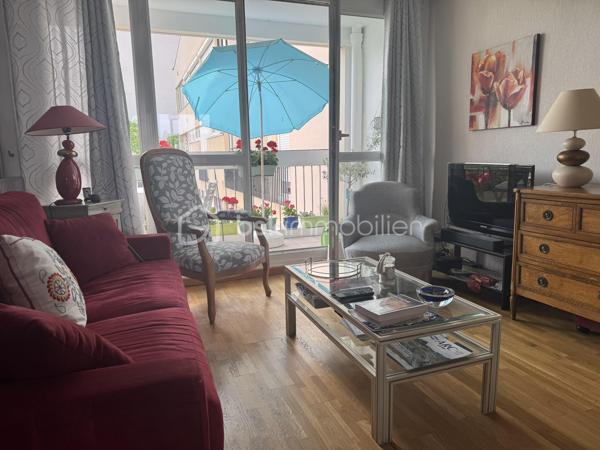 Fabien CHARLES BSK Immobilier vous propose à la vente. Secteur Les Jardins (proche de la rue de Paris) à Compiègne, à proximité des commerces, transports ainsi que des écoles, appartement de 92 m2 au second étage dans résidence de 3 étages avec gardien, situé dans une zone calme et proche d'un parc entretenu. 
Vous serez séduit par cet appartement disposant d'un très bel espace de vie de plus de 30 m2  baigné de lumière par deux balcons à chaque extrémité, d'une cuisine équipée / aménagée, de deux chambres de beau volume avec rangement, d'une salle de bains avec double vasque et de WC indépendants. 
Une cave est également comprise. 
A proximité immédiate, possibilité de louer des boxes.
Ce bien est très bien entretenu, pas de travaux à prévoir, parquet sur l'intégralité de la superficie excepté la SDB, dispose de la fibre optique et d'huisseries en double vitrage PVC.
Une visite s'impose ! N'hésitez pas !!!