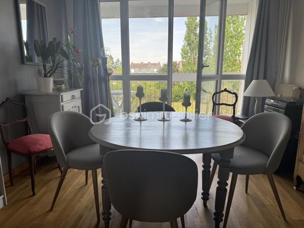Fabien CHARLES BSK Immobilier vous propose à la vente. Secteur Les Jardins (proche de la rue de Paris) à Compiègne, à proximité des commerces, transports ainsi que des écoles, appartement de 92 m2 au second étage dans résidence de 3 étages avec gardien, situé dans une zone calme et proche d'un parc entretenu. 
Vous serez séduit par cet appartement disposant d'un très bel espace de vie de plus de 30 m2  baigné de lumière par deux balcons à chaque extrémité, d'une cuisine équipée / aménagée, de deux chambres de beau volume avec rangement, d'une salle de bains avec double vasque et de WC indépendants. 
Une cave est également comprise. 
A proximité immédiate, possibilité de louer des boxes.
Ce bien est très bien entretenu, pas de travaux à prévoir, parquet sur l'intégralité de la superficie excepté la SDB, dispose de la fibre optique et d'huisseries en double vitrage PVC.
Une visite s'impose ! N'hésitez pas !!!