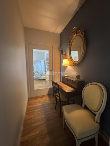 Fabien CHARLES BSK Immobilier vous propose à la vente. Secteur Les Jardins (proche de la rue de Paris) à Compiègne, à proximité des commerces, transports ainsi que des écoles, appartement de 92 m2 au second étage dans résidence de 3 étages avec gardien, situé dans une zone calme et proche d'un parc entretenu. 
Vous serez séduit par cet appartement disposant d'un très bel espace de vie de plus de 30 m2  baigné de lumière par deux balcons à chaque extrémité, d'une cuisine équipée / aménagée, de deux chambres de beau volume avec rangement, d'une salle de bains avec double vasque et de WC indépendants. 
Une cave est également comprise. 
A proximité immédiate, possibilité de louer des boxes.
Ce bien est très bien entretenu, pas de travaux à prévoir, parquet sur l'intégralité de la superficie excepté la SDB, dispose de la fibre optique et d'huisseries en double vitrage PVC.
Une visite s'impose ! N'hésitez pas !!!