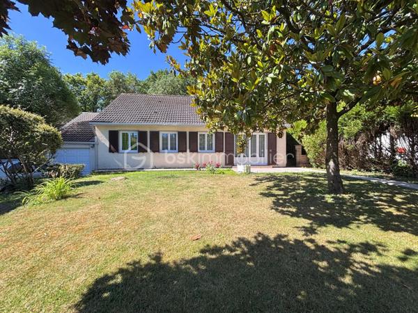 Dans un quartier très prisé pour son calme et proche des commodités, venez découvrir cette belle maison de plain pied, offrant une entrée, une cuisine, un grand double séjour avec cheminée, 3 chambres, une salle d'eau, un wc. Un garage, le tout sur 507 m² de terrain clos et arboré. Maison très bien entretenue et cadre de vie agréable !