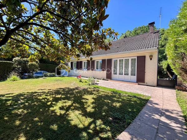 Dans un quartier très prisé pour son calme et proche des commodités, venez découvrir cette belle maison de plain pied, offrant une entrée, une cuisine, un grand double séjour avec cheminée, 3 chambres, une salle d'eau, un wc. Un garage, le tout sur 507 m² de terrain clos et arboré. Maison très bien entretenue et cadre de vie agréable !