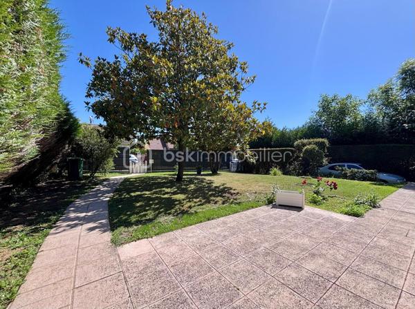 Dans un quartier très prisé pour son calme et proche des commodités, venez découvrir cette belle maison de plain pied, offrant une entrée, une cuisine, un grand double séjour avec cheminée, 3 chambres, une salle d'eau, un wc. Un garage, le tout sur 507 m² de terrain clos et arboré. Maison très bien entretenue et cadre de vie agréable !