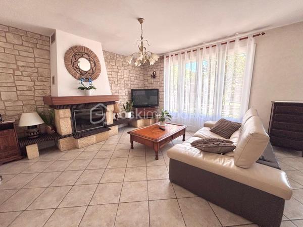 Dans un quartier très prisé pour son calme et proche des commodités, venez découvrir cette belle maison de plain pied, offrant une entrée, une cuisine, un grand double séjour avec cheminée, 3 chambres, une salle d'eau, un wc. Un garage, le tout sur 507 m² de terrain clos et arboré. Maison très bien entretenue et cadre de vie agréable !