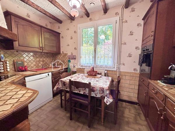 Dans un quartier très prisé pour son calme et proche des commodités, venez découvrir cette belle maison de plain pied, offrant une entrée, une cuisine, un grand double séjour avec cheminée, 3 chambres, une salle d'eau, un wc. Un garage, le tout sur 507 m² de terrain clos et arboré. Maison très bien entretenue et cadre de vie agréable !